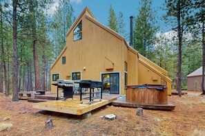 Terrace/patio - Placid dog-friendly home with gym, tennis court, firepit, sauna, pool, & hot tub (Black Butte Ranch)