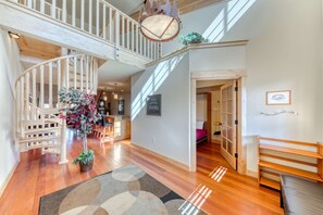 Interior - Luxury penthouse condo withshared pool, hot tub & great mountain views (Government Camp)