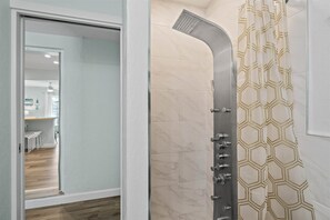 Shower, hair dryer, towels, soap - Beachy 1-bedroom apartment with Pool access in Sarasota (Sarasota)