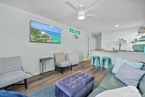TV - Beachy 1-bedroom apartment with Pool access in Sarasota (Sarasota)