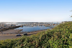 Marina - Updated home with a sauna & the best view in town - walk to the bayfront (Newport)