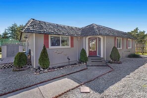 Exterior - Bright & roomy beach home with a furnished deck & ocean access (Bandon)