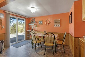 Dining - Bright & roomy beach home with a furnished deck & ocean access (Bandon)