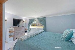 3 bedrooms, desk, iron/ironing board, travel cot - Bright & roomy beach home with a furnished deck & ocean access (Bandon)