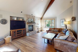 TV, fireplace, video games, table football - Beautiful home with private hot tub, SHARC passes, fireplace, WiFi, ping pong (Sunriver)