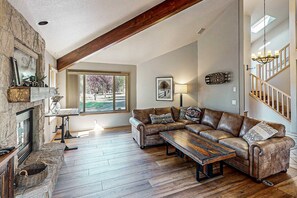 TV, fireplace, video games, table football - Beautiful home with private hot tub, SHARC passes, fireplace, WiFi, ping pong (Sunriver)