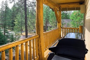 Property grounds - Comfortable home with SHARC passes, private hot tub, balcony, & pickleball (Sunriver)