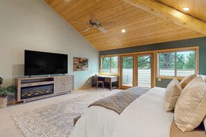 4 bedrooms, desk, iron/ironing board, travel cot - Comfortable home with SHARC passes, private hot tub, balcony, & pickleball (Sunriver)