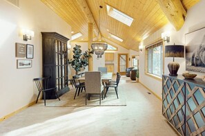 Dining - Comfortable home with SHARC passes, private hot tub, balcony, & pickleball (Sunriver)