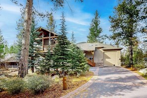 Exterior - Comfortable home with SHARC passes, private hot tub, balcony, & pickleball (Sunriver)