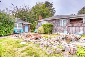 Exterior - Serene Dog-Friendly Cottage - Blocks to Beach & Downtown (Cannon Beach)