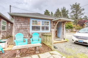 Terrace/patio - Serene Dog-Friendly Cottage - Blocks to Beach & Downtown (Cannon Beach)