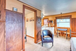 Interior - Serene Dog-Friendly Cottage - Blocks to Beach & Downtown (Cannon Beach)