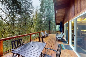 Outdoor dining - Secluded dog-friendly cabin with two fireplaces, washer&dryer, deck & firepit (Rhododendron)