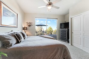 2 bedrooms, WiFi, bed sheets, wheelchair access - Vibrant home with fireplace, large balcony & access to indoor-outdoor pools (Eagle Crest)