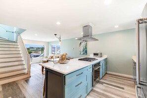 Fridge, microwave, oven, stovetop - Lovely ocean-view cottage next to Nye Beach access - EV charger on-site (Newport)