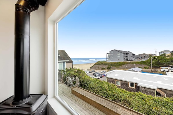Interior - Lovely ocean-view cottage next to Nye Beach access - EV charger on-site (Newport)