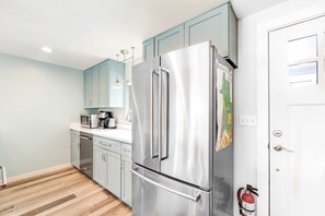 Fridge, microwave, oven, stovetop - Lovely ocean-view cottage next to Nye Beach access - EV charger on-site (Newport)