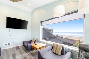 TV, fireplace, offices - Lovely ocean-view cottage next to Nye Beach access - EV charger on-site (Newport)
