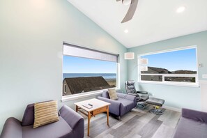 TV, fireplace, offices - Lovely ocean-view cottage next to Nye Beach access - EV charger on-site (Newport)
