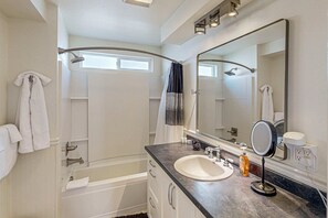 Shower, hair dryer, towels - Renovated home in central location with hot tub, theater, fast wifi & work desks (Stevenson)
