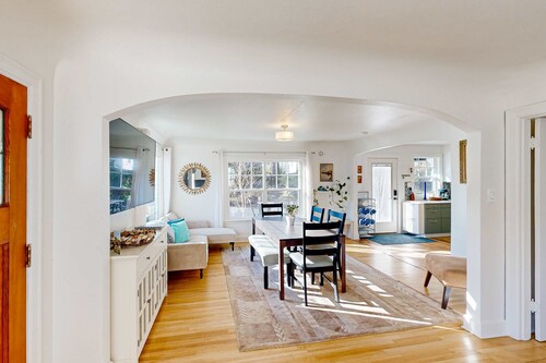 Renovated home in central location with hot tub, theater, fast wifi & work desks