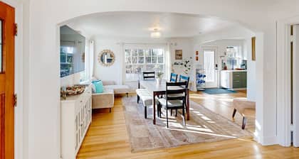 Renovated home in central location with hot tub, theater, fast wifi & work desks