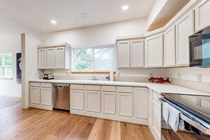Fridge, microwave, oven, stovetop - Cozy Family Beach House in Gearhart, Oregon - Your Perfect Coastal Retreat (Gearhart)