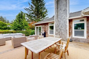Outdoor dining - Cozy Family Beach House in Gearhart, Oregon - Your Perfect Coastal Retreat (Gearhart)