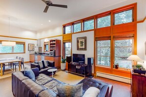 Living area - Tranquil, Mid-Century Artist's Retreat with Deck & Patio - Walk to the Beach & Town (Manzanita)