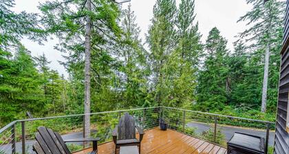 Tranquil, Mid-Century Artist's Retreat with Deck & Patio - Walk to the Beach & Town