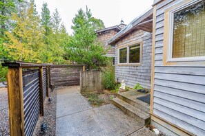 Property grounds - Tranquil, Mid-Century Artist's Retreat with Deck & Patio - Walk to the Beach & Town (Manzanita)