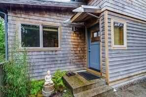 Exterior detail - Tranquil, Mid-Century Artist's Retreat with Deck & Patio - Walk to the Beach & Town (Manzanita)