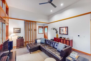 Living area - Tranquil, Mid-Century Artist's Retreat with Deck & Patio - Walk to the Beach & Town (Manzanita)