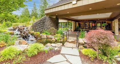 Expansive golf-view getaway with private hot tub, pool, fast WiFi & game room