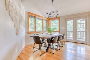 Dining - Expansive golf-view getaway with private hot tub, pool, fast WiFi & game room (Welches)