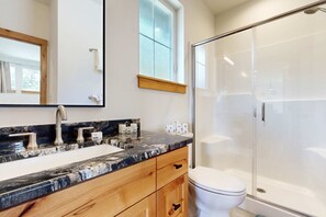 Shower, hair dryer, towels - Quaint second floor home one mile from the ocean; with full kitchen & W/D (Manzanita)