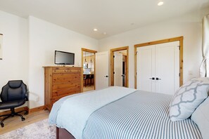 1 bedroom, iron/ironing board, WiFi, bed sheets - Quaint second floor home one mile from the ocean; with full kitchen & W/D (Manzanita)