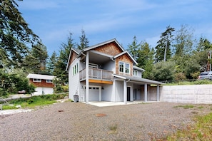 Exterior - Quaint second floor home one mile from the ocean; with full kitchen & W/D (Manzanita)