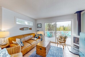 TV, fireplace, offices - Classic, dog-friendly beach house with vast outdoor living, hot tub & firepit (Manzanita)