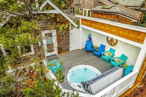 Outdoor spa tub - Classic, dog-friendly beach house with vast outdoor living, hot tub & firepit (Manzanita)