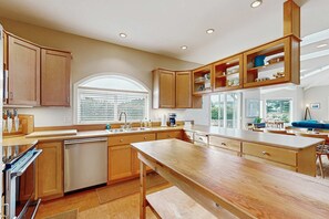 Fridge, microwave, oven, stovetop - Charming home with WiFi, deck, & grill - 1 block to the beach (Bandon)