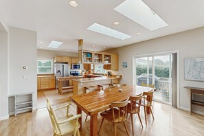 Dining - Charming home with WiFi, deck, & grill - 1 block to the beach (Bandon)