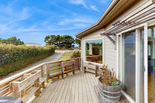 Charming home with WiFi, deck, & grill - 1 block to the beach