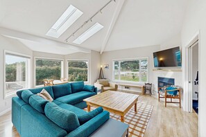TV, fireplace, offices - Charming home with WiFi, deck, & grill - 1 block to the beach (Bandon)