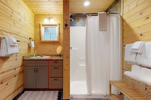 Shower, hair dryer, towels - Cozy family friendly cottage near ocean with loft, washer&dryer and WIFI (Manzanita)