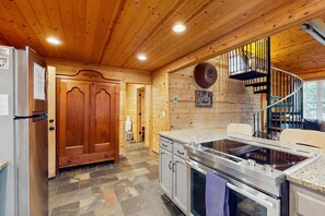 Fridge, microwave, oven, stovetop - Cozy family friendly cottage near ocean with loft, washer&dryer and WIFI (Manzanita)