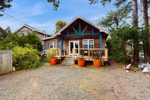 Exterior - Cozy family friendly cottage near ocean with loft, washer&dryer and WIFI (Manzanita)