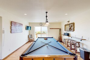 Games room - 3000 sq ft private home with bay views, pool table, firepit, outdoor bar & grill (Ilwaco)