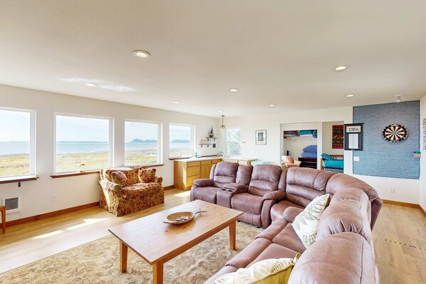 Living area - 3000 sq ft private home with bay views, pool table, firepit, outdoor bar & grill (Ilwaco)